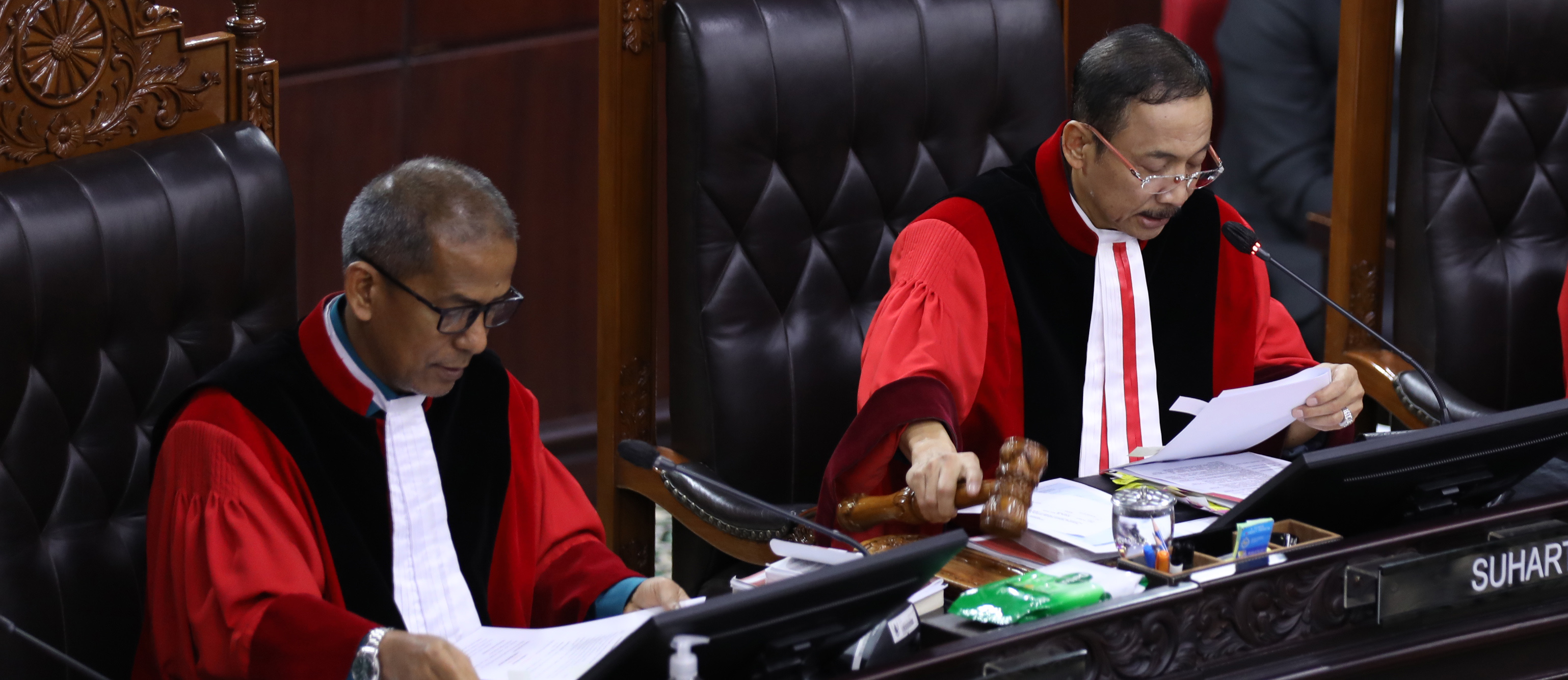 Ketua MK Suhartoyo membacakan amar Putusan pengujian ormil Undang-Undang Nomor 3 Tahun 2025 tentang Tentara Nasional Indonesia, Kamis (26/06) di Ruang Sidang MK. Foto Humas/Ifa.